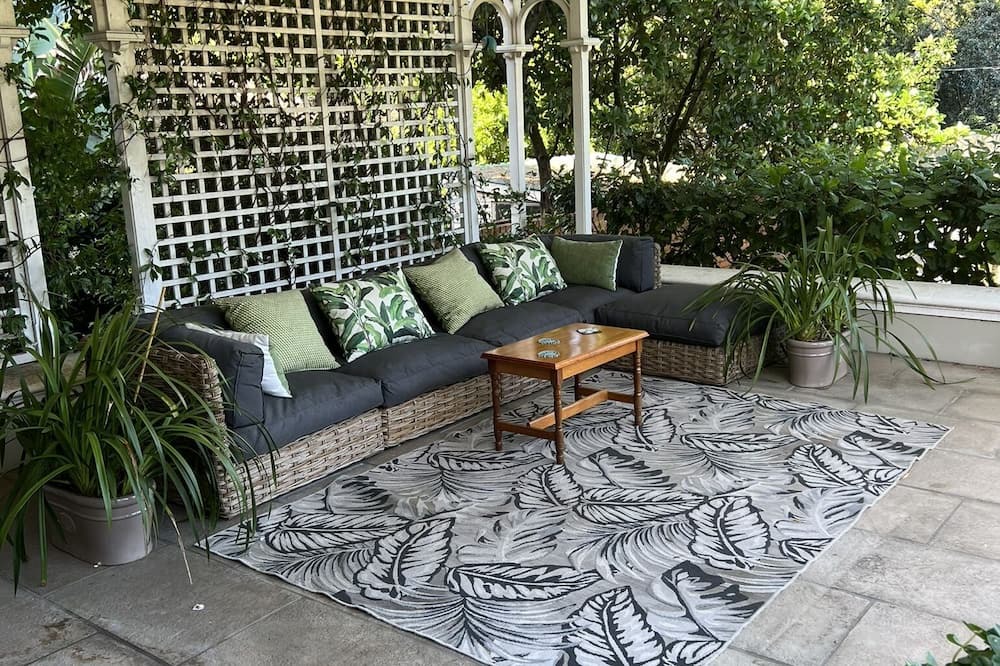 Rondebosch Villa | RIVERTON RETREAT, RONDEBOSCH l . .. . . . ..