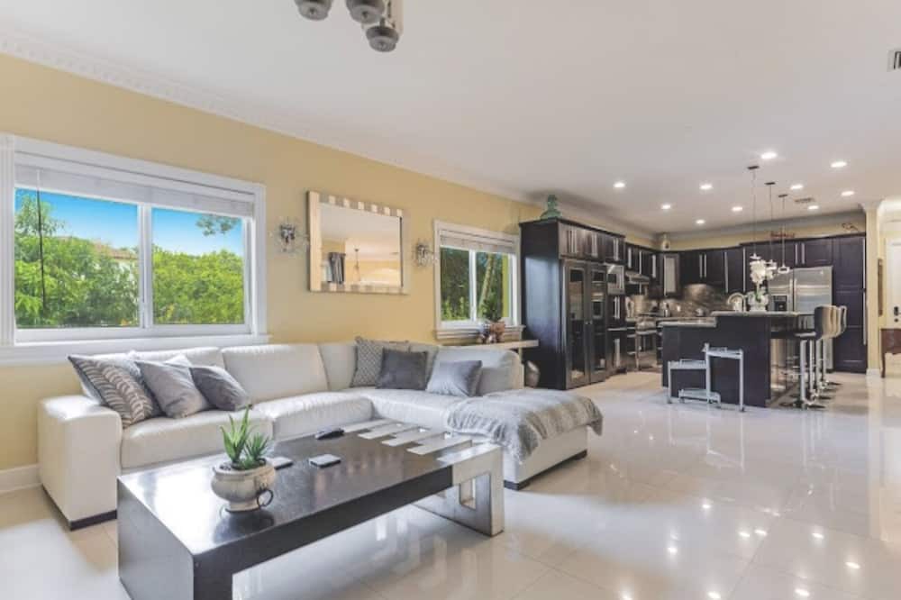 Southwest Ranches Villa | Beautiful Spacious 3 bed Home on an acre lot in South Florida