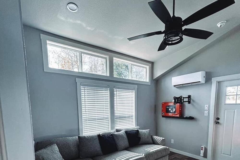 Athens Cottage | Tiny home in the woods w/ fire pit 10 min from Canton Trade days.