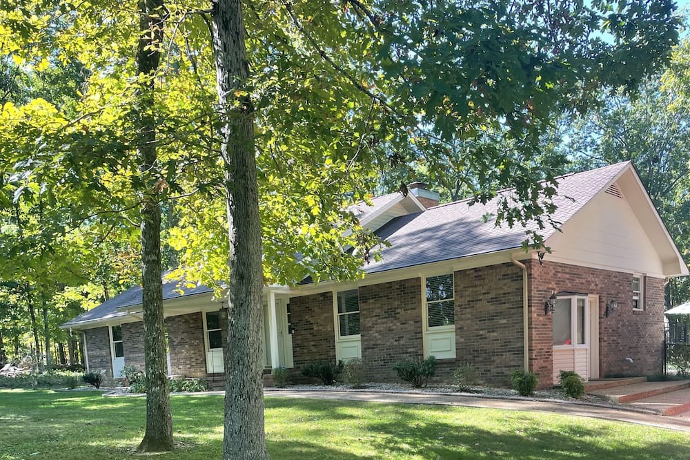 Crossville House | Cardinal House Swimming Pool open April 1 - August 30 Quite Neighborhood .