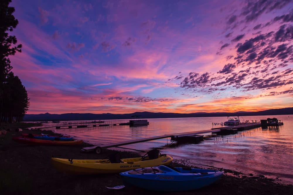 Chester House | Luxury Lake Front Home... West Lake Almanor: Dock, Kayaks, Big Lawn, FUN FOR ALL