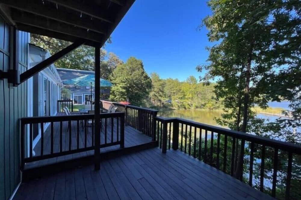 Mount Holly House | Newly Renovated Modern 2BR Waterfront Cottage with Dock