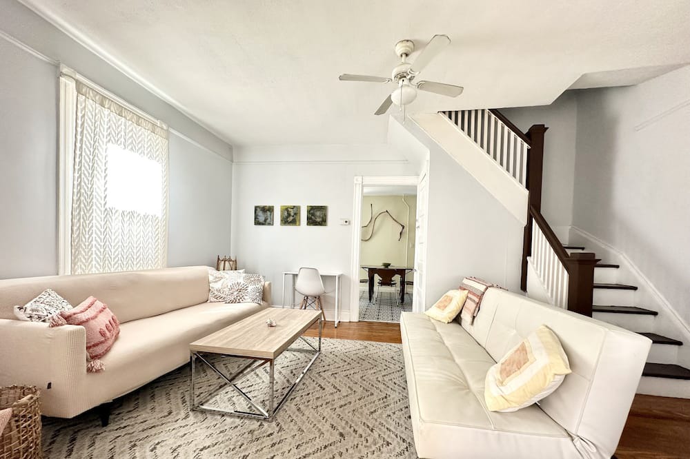 Queens House | Charming two bedroom monthly rental in the heart of Rockaway Beach!