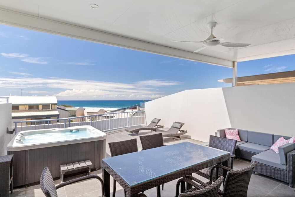 Castaways Beach Apartment | Penthouse with Ocean Views, Castaways Beach