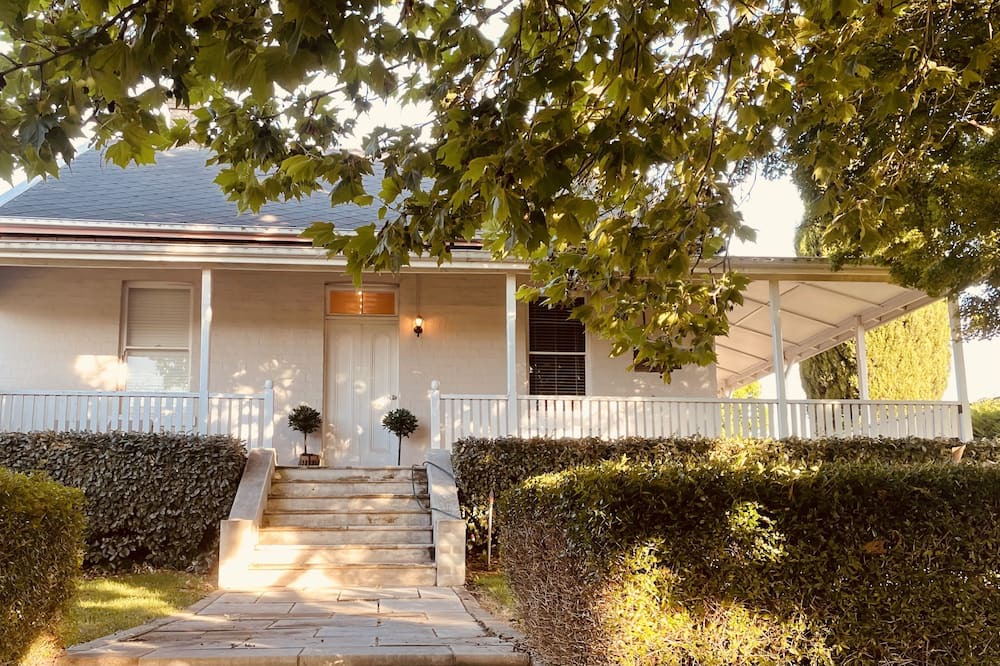 Glen Innes House | Beautiful, spacious 1870s house in centre of town.