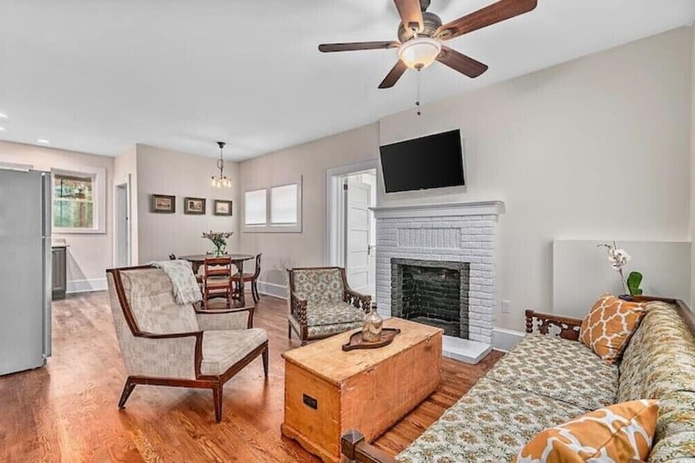 Hendersonville House | Heart of downtown