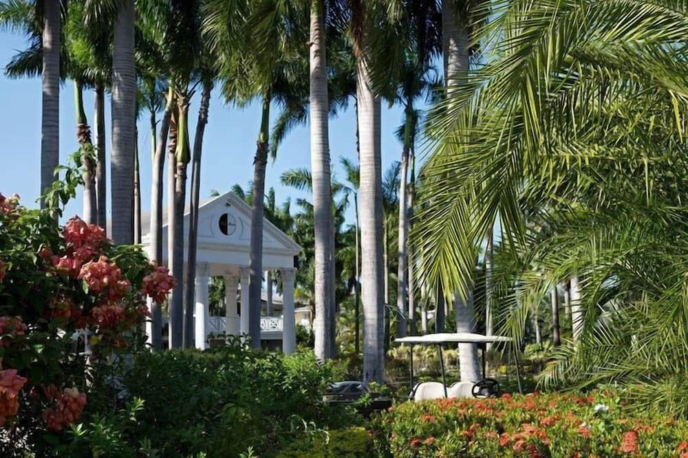 Montego Bay Resort | Colonial Style Villa w/ Free WiFi, Pool Access, Bar & Cocktail Lounge