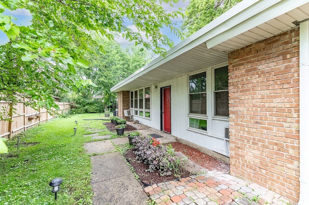 Homewood House | Cozy Rest-Haven, walking distance from Metra station and downtown Flossmoor
