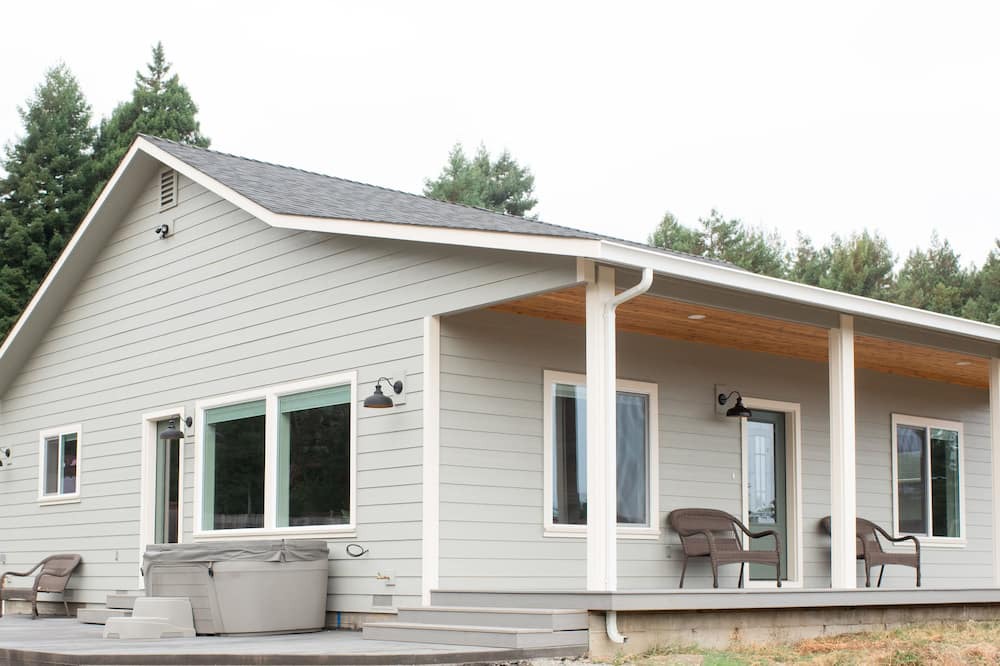 McKinleyville Cottage | Beautiful New Guest House located in Sunny Blue Lake with Hot Tub!