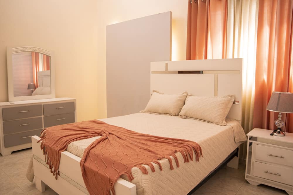 Tenares House | OASIS OF PEACE- Spacious 4 bedroom house w/garden!