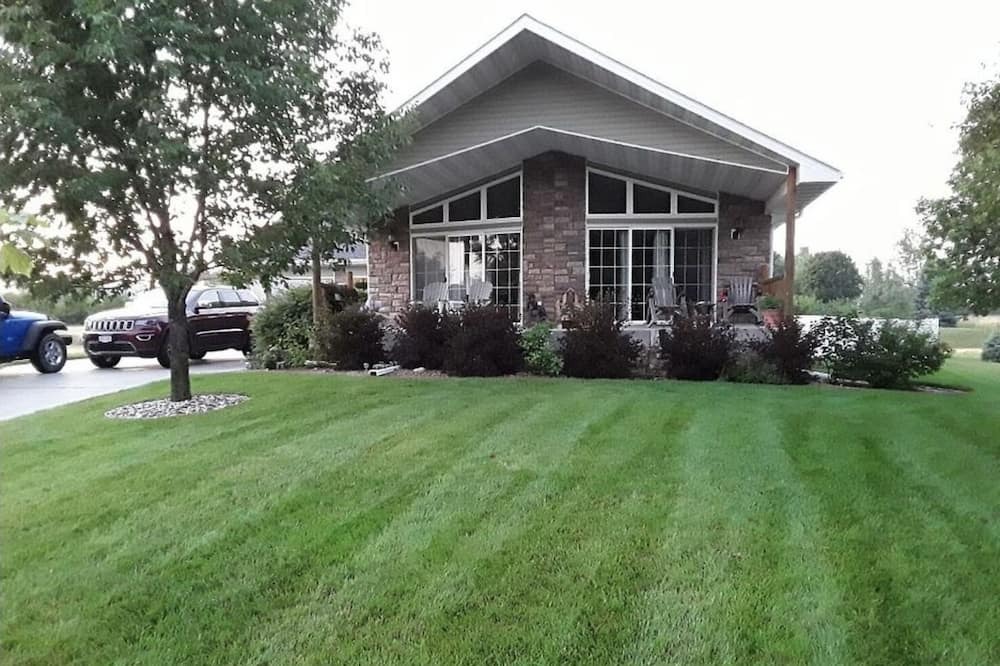 Martell House | Cabin Vibes w/hot tub, game room and within walking distance of 2 golf courses.