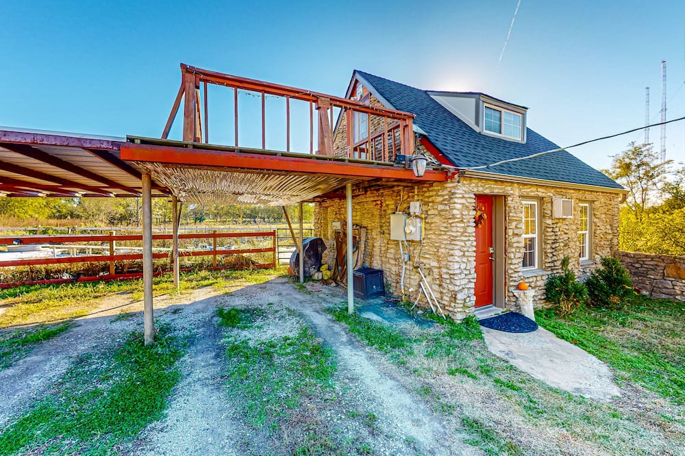 Tower Heights Cottage | Vintage Route 66 cottage with deck, views, yard games - near downtown