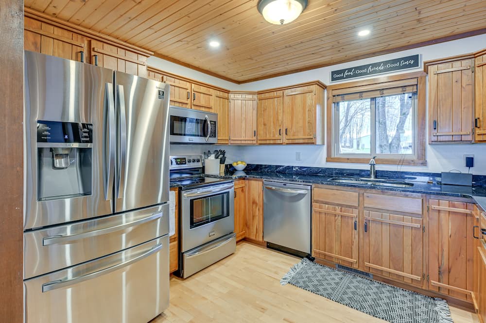 Holcombe Cabin | Waterfront Holcombe Getaway w/ Game Room!