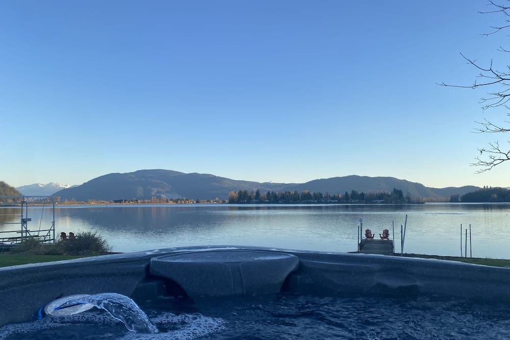 Hatzic House | Winter Escape with Amazing Views from the Hot Tub!