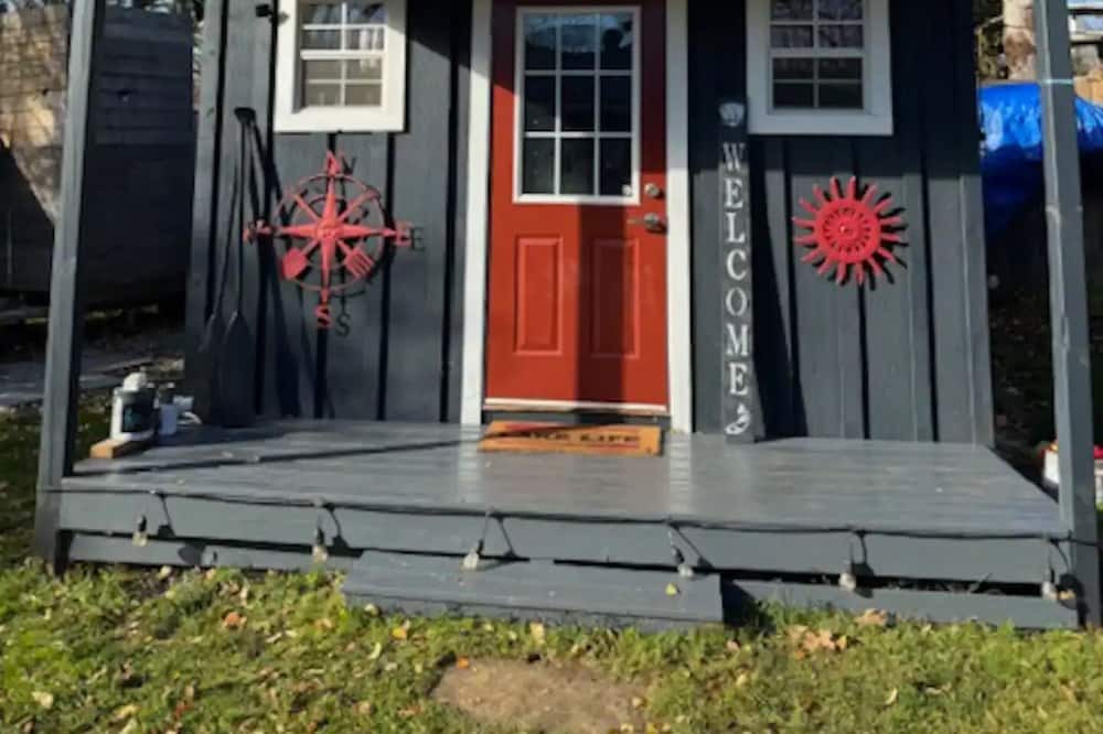 Alcona Cabin | Rustic Cozy Cabin In Innisfil Across from the Lake
