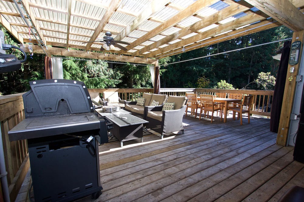 Squamish House | Huge executive house on forest edge