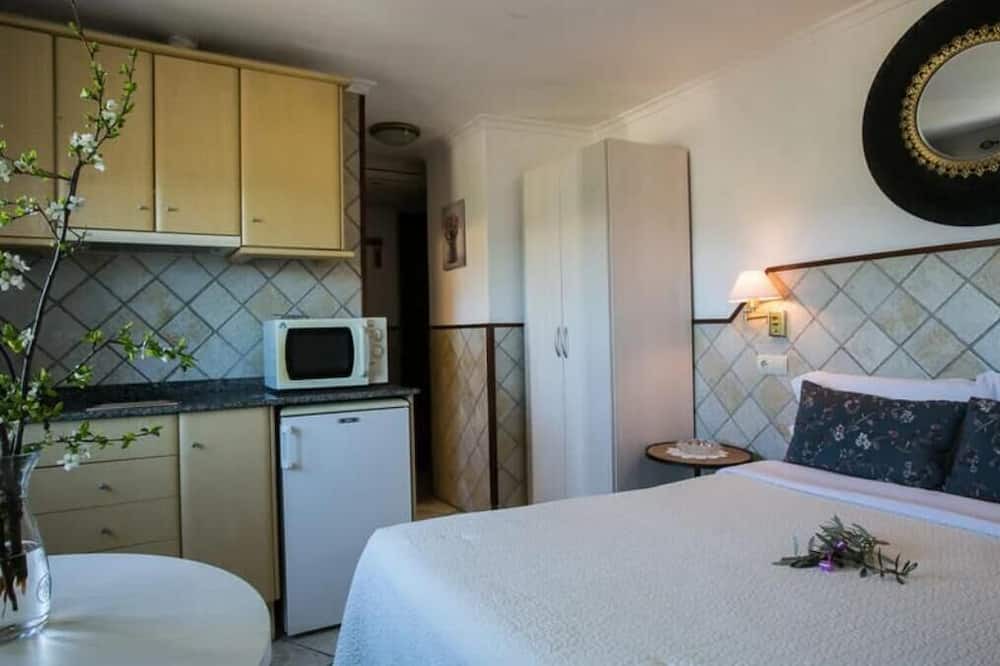 Talarn Apartment | Apartment 'Lola 204' with Mountain View, Wi-Fi and Air Conditioning