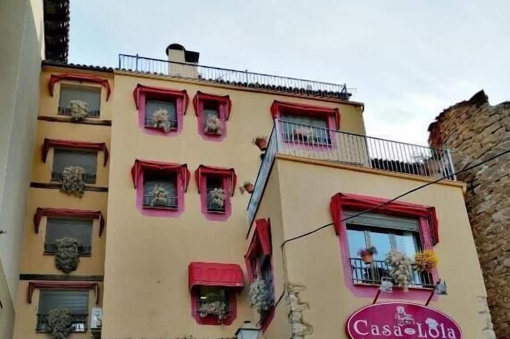 Talarn Apartment | Apartment 'Lola 205' with Mountain View, Wi-Fi and Air Conditioning