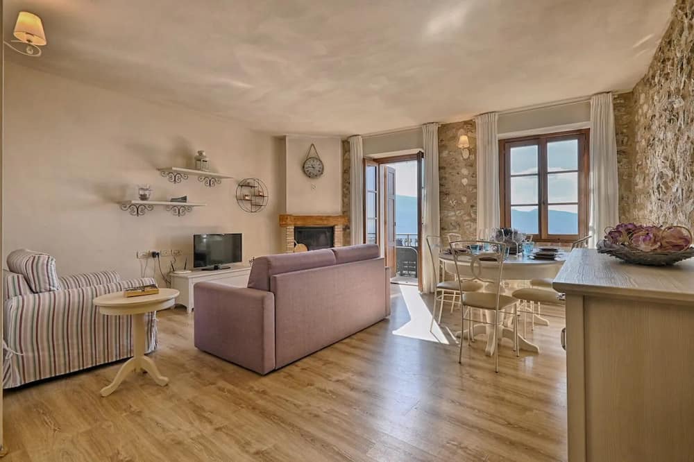 Oldesio Apartment | Apartment 'Il Grano' with Lake View, Private Terrace and Wi-Fi