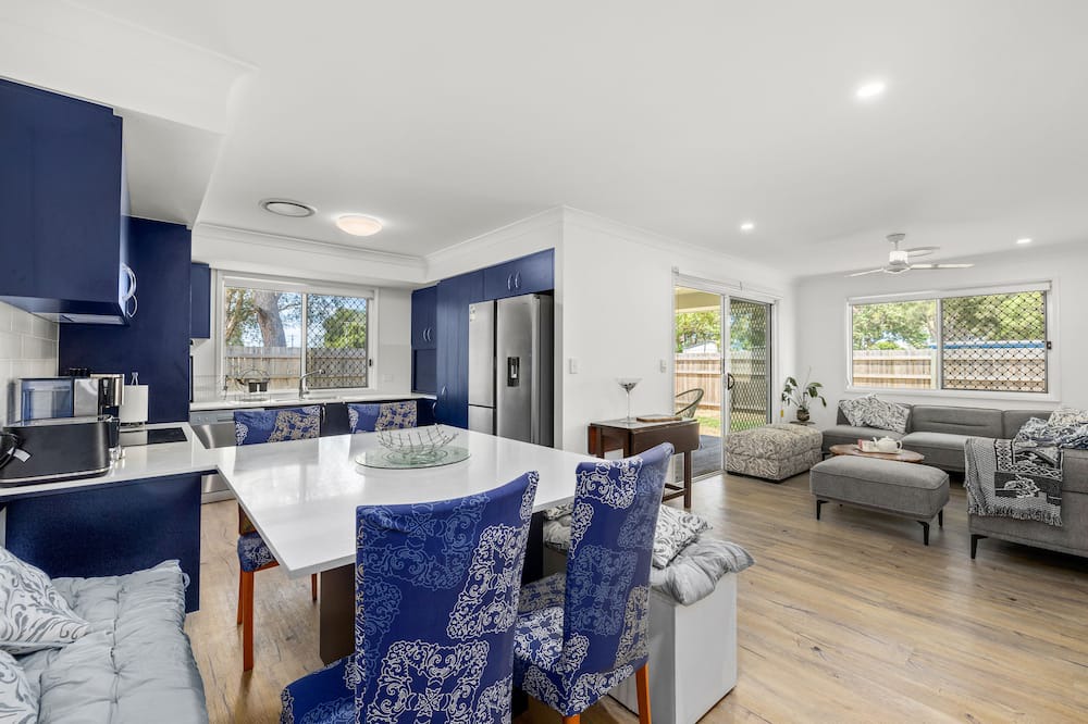 Jacobs Well House | Large new family home: beach 200m, theme parks 15 min, games, garden, BBQ, park