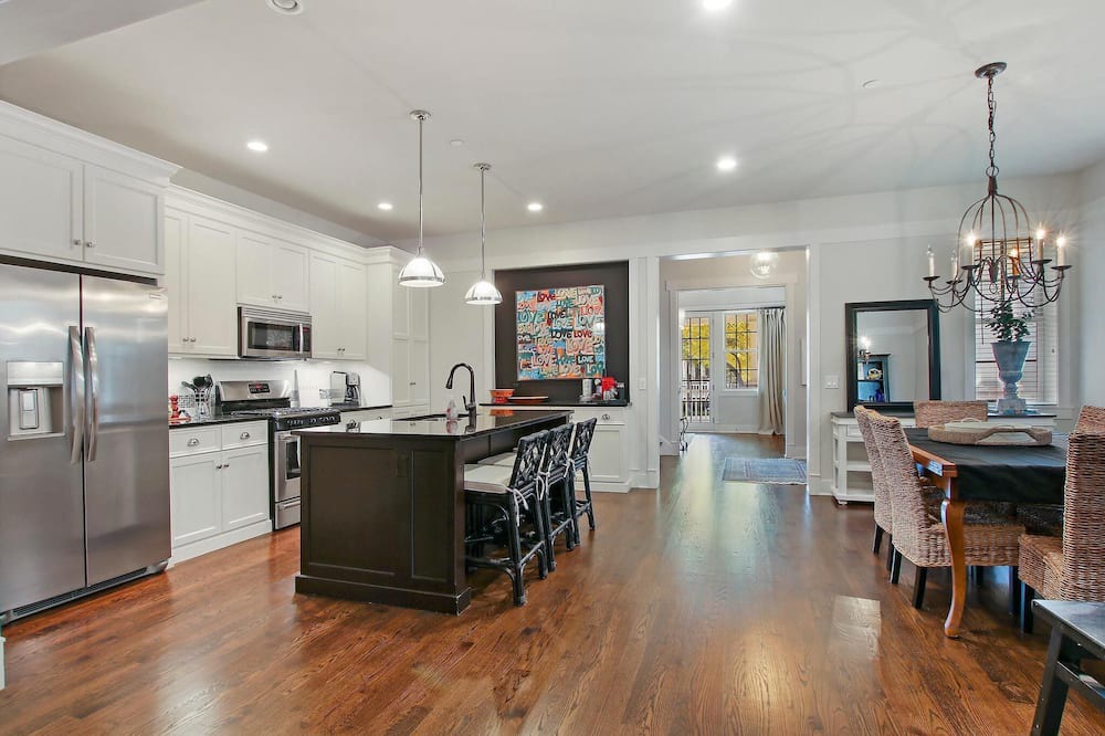 Libertyville House | Luxury home w/ rooftop & porch RIGHT in downtown Libertyville ★ Near Naval Base