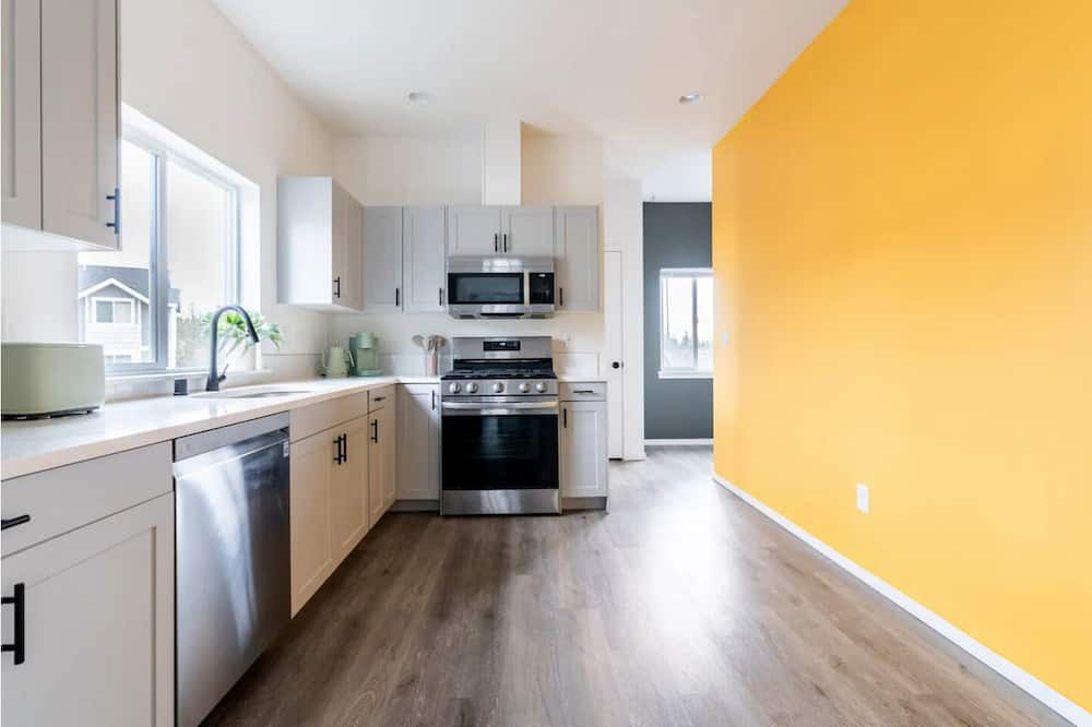 West Hills House | The Kings Landing: Private Home in Silverdale /Bremerton Location.