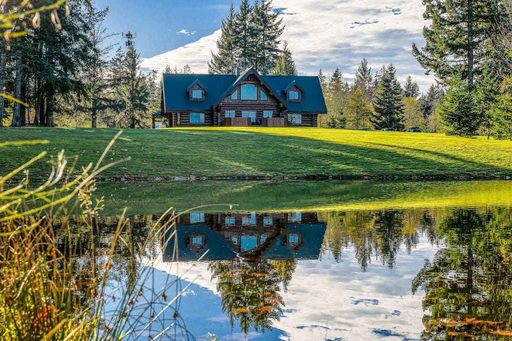 Courtenay House | Spacious Canadian dream log home with your own private oasis in Seal Bay area.