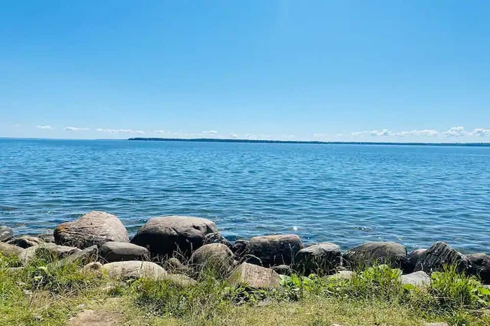 Innisfil Apartment | Luxury 2-Bed Suit with Free Parking, Separate Entrance & Fire Pit in Innisfil