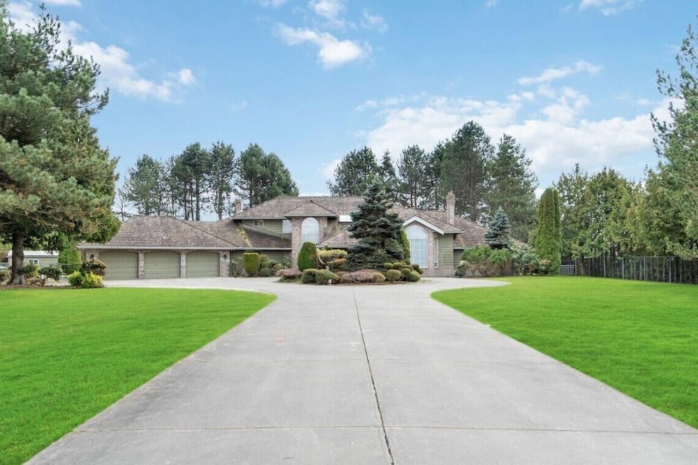 Richmond House | Spacious bachelor suite with private bathroom in tranquility area