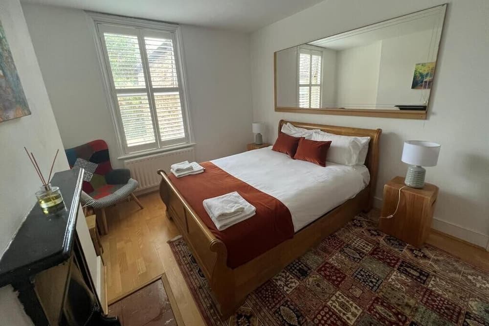 Thurlow Park House | The Lily Room in Grand Tulse Hill Villa