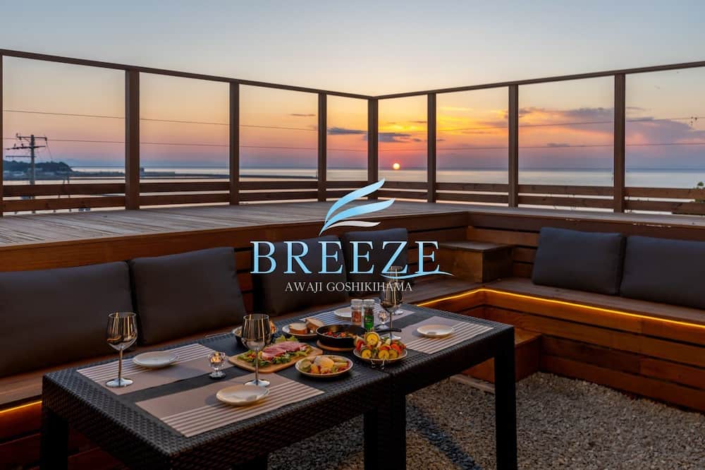 Sumoto House | Panoramic view of the ocean with a sunset view En / Sumoto Hyōgo