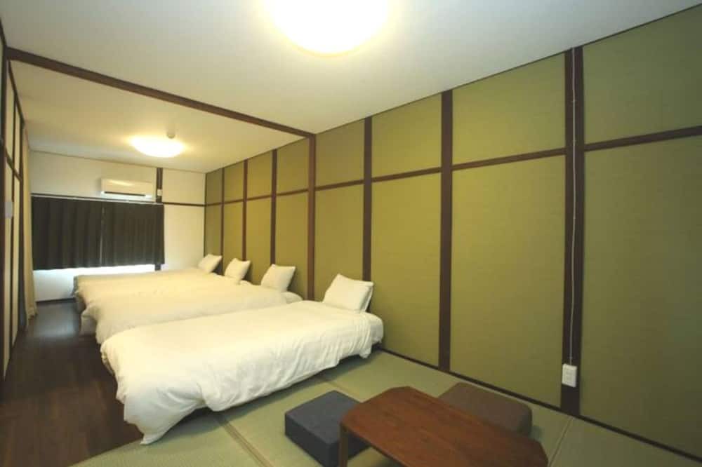 Ikuno House | 64 sqm Renovated Home 5 Minutes from Kitatatsumi Station Direct Access to Namba Kuromon Market - LIVING TERRACE HOUSE / Osaka Ōsaka