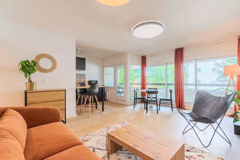 La Madeleine Apartment | 2 bedroom balcony near tram station + parking