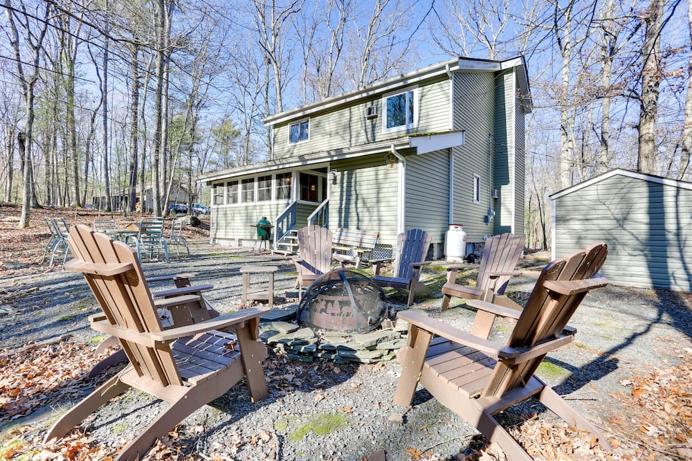Lackawaxen Cabin | Rustic Masthope Mountain Retreat w/ Private Sauna!
