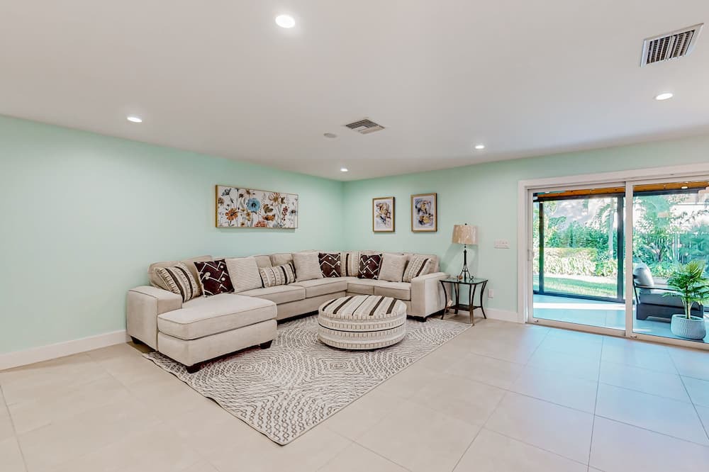 Central Naples House | Sunlit enchanting retreat with gorgeous yard & large patio - near beaches & golf