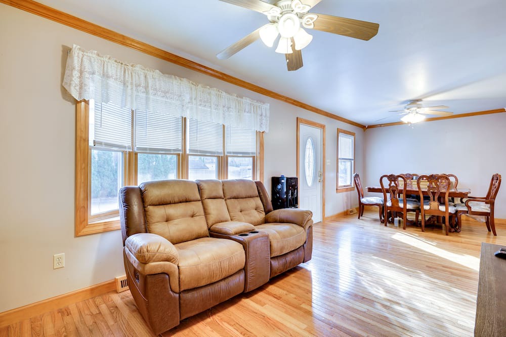 Imlaystown House | Pet-Friendly New Egypt Home w/ Patio + Grill