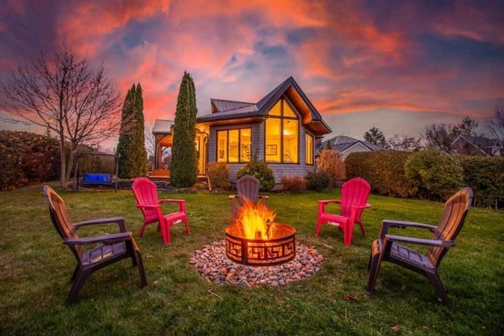 Georgina House | Waterfront Paradise Isle Retreat w/ Hot Tub!