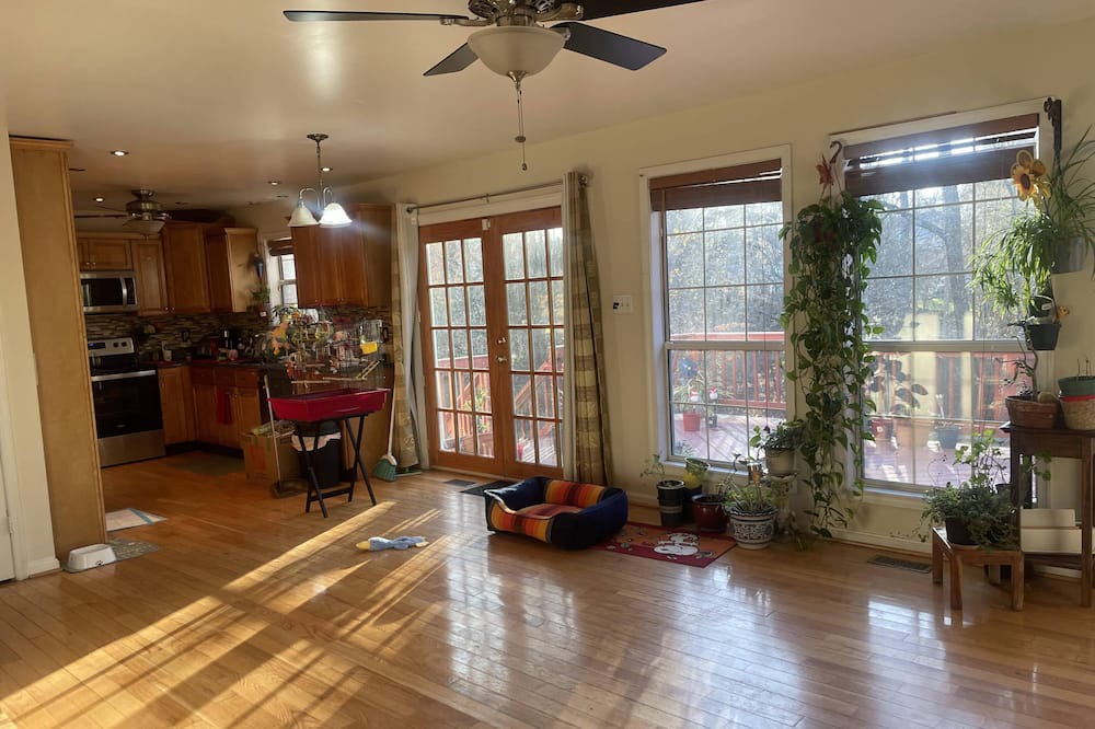 Stafford House | Pet Friendly, Unfurnished. 3 miles to TBS, 6 miles to FBI Academy.