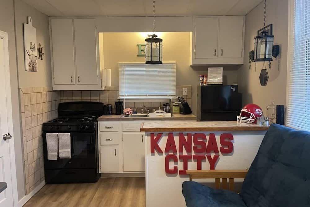 Riverview Apartment | Cozy Studio in Strawberry Hill