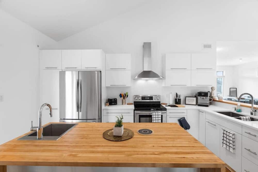 Cannifton House | *Elegant 4BR Family Home* by *Prince Edward Area*