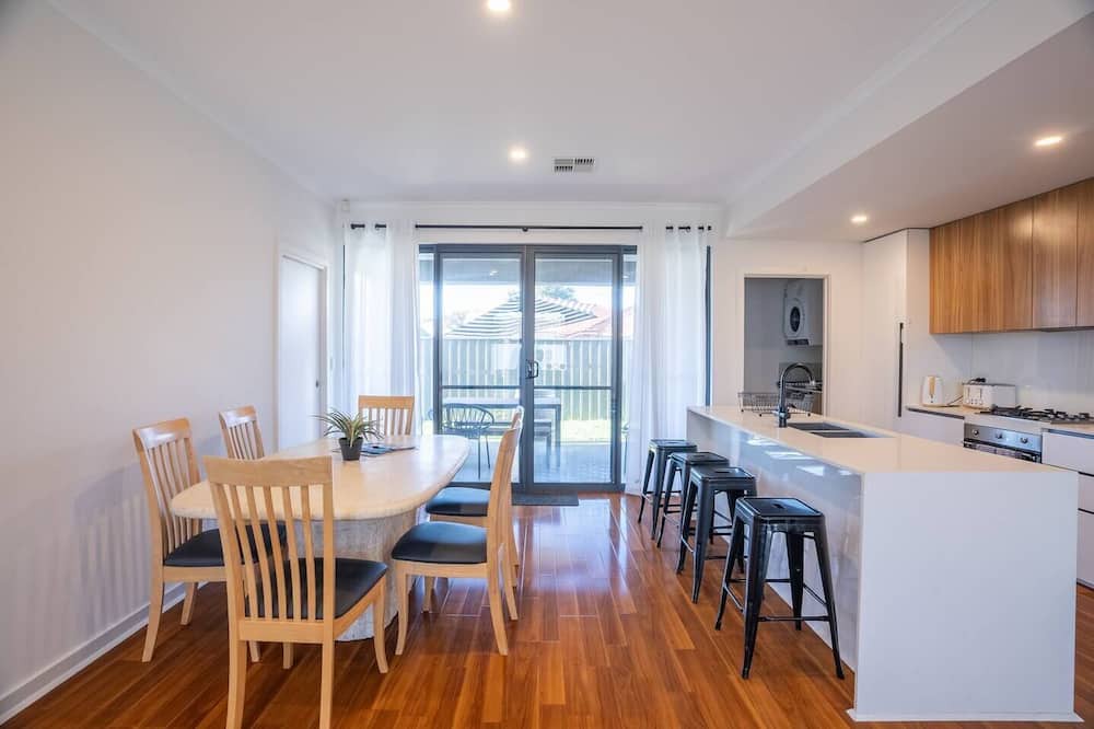 Blair Athol House | Contemporary Family Home 15 Mins from City and Beach