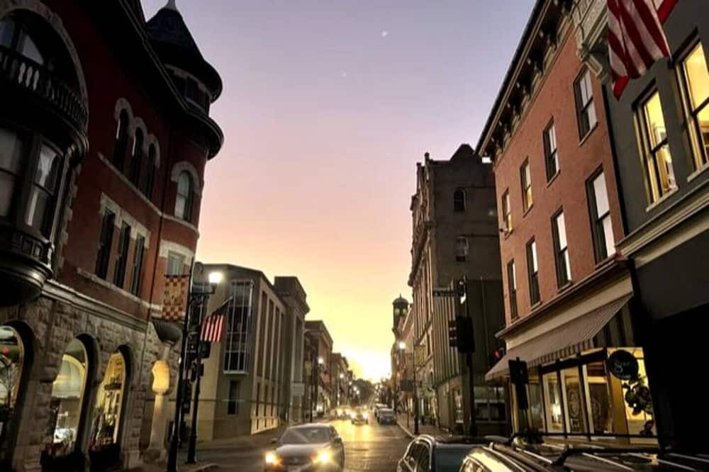 Staunton Apartment | The Moonbeam - Modern & Beautiful Studionn