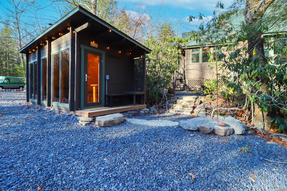 Tannersville Cabin | Creekside Tannersville Cabin: 2 Acres & Hot Tub!
