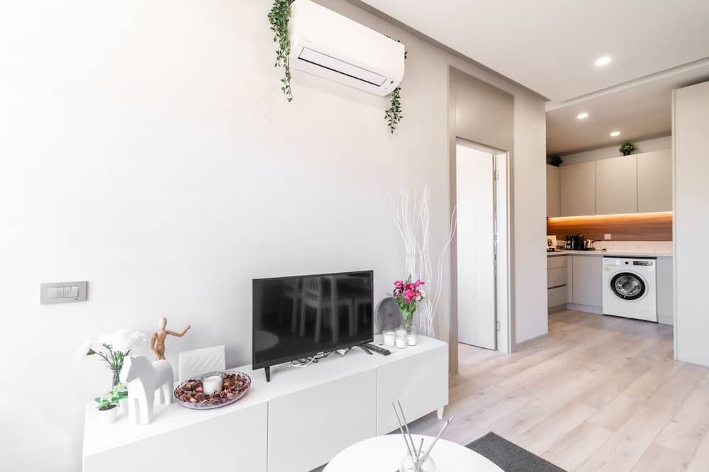Lara Apartment | Central Studio w Balcony 10 min to Lara Beach