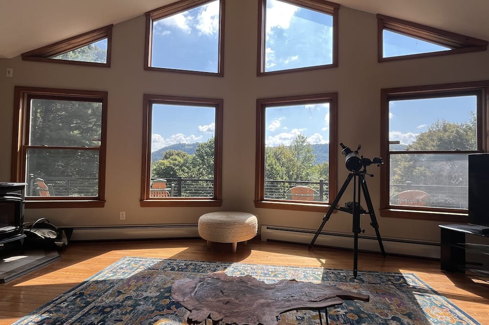Davenport House | Eagle Rock - Renovated 3 bdrm, amazing deck, quiet location