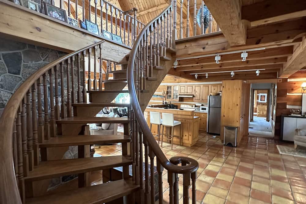 Innisfil Cottage | Architectural Log House on Lake Simcoe!