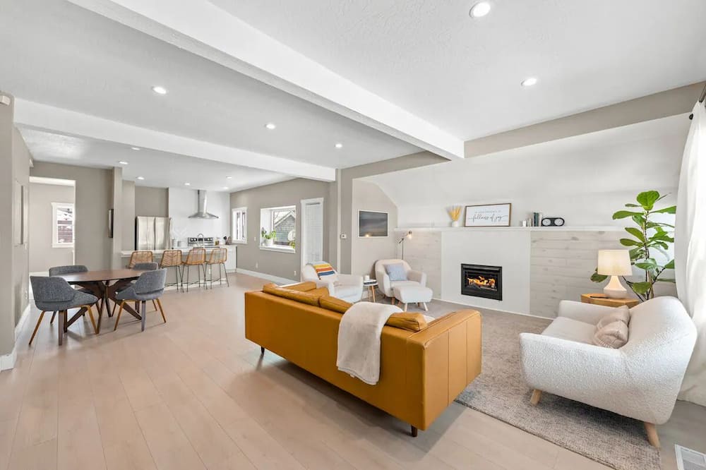 Manito House | Remodeled, historic South Hill Bungalow with Hot Tub! 5 min from downtown!