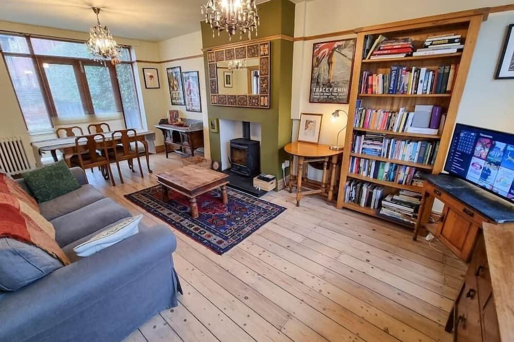 Chorlton-cum-Hardy House | Free Parking: Chorlton Home