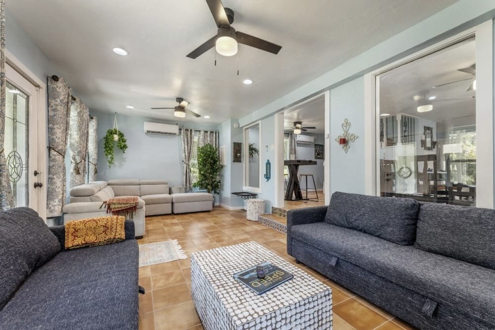 Quinlan House | Your Lakefront Retreat Awaits