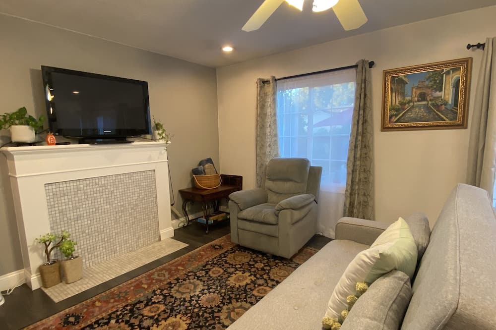 Lower Bal House | Cute home with a green thumb, pet friendly